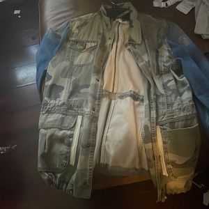 Great condition 2 front pockets and 1 zipper. Camo blue jean jacket, size large.
